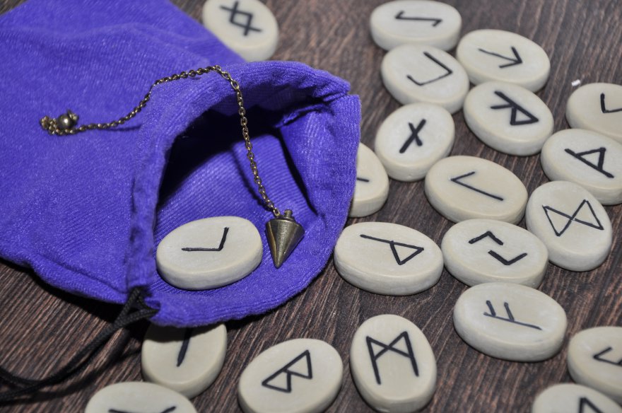 Rune,magische Zeichen,Runenalphabet Foto: ©  Fotosasch.jpeg @ AdobeStock
