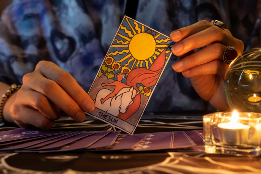 Tarotkarten, Tarot, Crowley, Harris, Kartenlegen, Foto: ©  vimolsiri.s @ shutterstock
