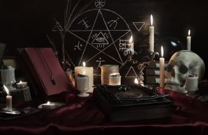Crowley Tarot Foto: ©  lady_in_red13 @ shutterstock