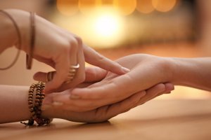 Handlinien Foto: ©  New Africa @ shutterstock