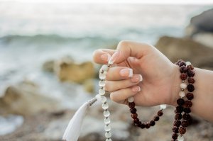 Mala-Meditation Foto: ©  PriscaLaguna.jpeg @ AdobeStock