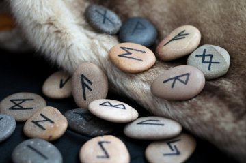Rune 1 im Futhark - Fehu Foto: ©  Borys Vasylenko @ shutterstock