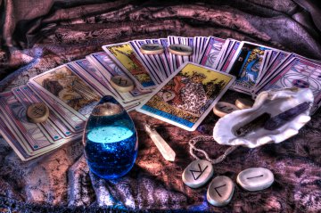 Cartomancia - Un viaje a travs del mundo de las cartas Foto: ©  LunarVogel @ shutterstock