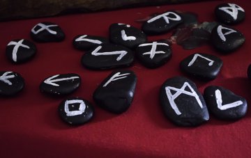 Futhark und Runenorakel  germanische Bruche Foto: ©  Celiafoto @ shutterstock