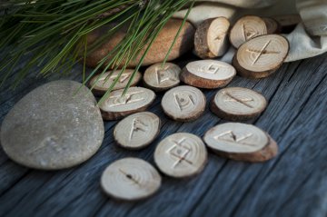 Rune 10 im Futhark - Naudhiz Foto: ©  Borys Vasylenko @ shutterstock