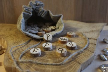 Rune 11 im Futhark - Isa Foto: ©  Tania Khalaziy @ shutterstock