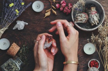 Von Kristallen bis TikTok: So lebt Gen Z die Esoterik auf ihre eigene Weise Foto: ©  Rustic Witch.jpeg @ AdobeStock