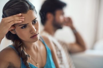 Verzeihen oder gehen? Wie man nach einer Affre wieder Vertrauen aufbaut Foto: ©  Nola Vpeopleimages.com.jpeg @ AdobeStock