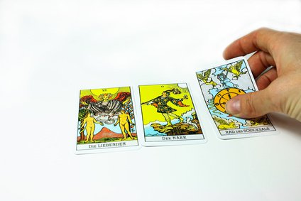 Tarot-Karten legen Foto: ©  Karola Warsinsky @ Fotolia