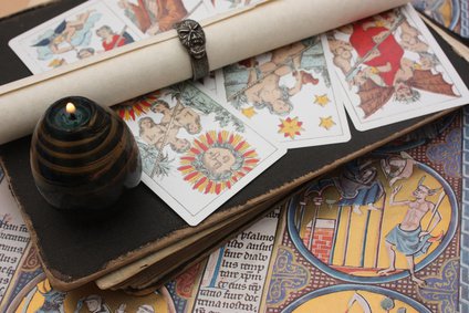 Hexe als Kartenlegerin, Vielfalt des Kartenlegens Foto: ©  mimon @ Fotolia