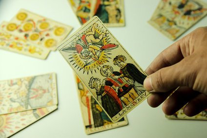 Welt der Tarotkarten, Ziehen der Tageskarte Foto: ©  luminaparis @ Fotolia