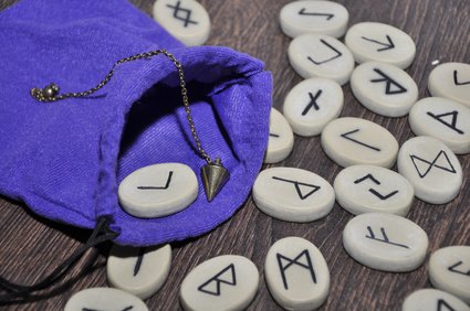 Runen des altgermanischen Futharks, Runenmagie als Untersttzung nutzen Foto: ©  Fotosasch @ Fotolia