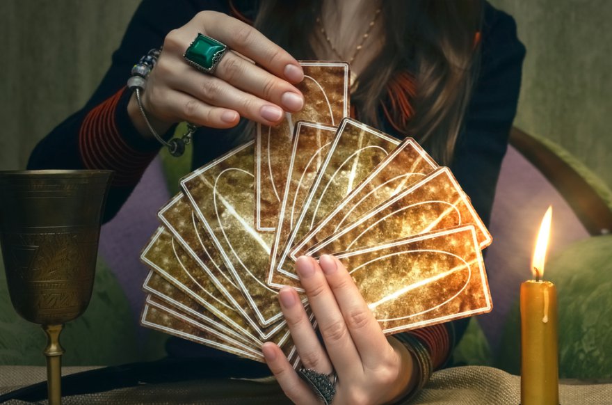 Kartenlegen lernen,Kartendecks und Legesysteme  Foto: ©  n defender @ shutterstock