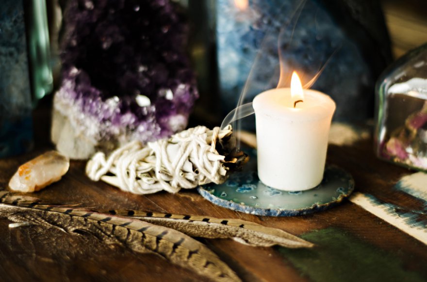 Schutz vor Flchen und Verwnschungen, Auflsen von Flchen mit Kerzenschutzritual Foto: ©  CoralAntlerCreative @ shutterstock