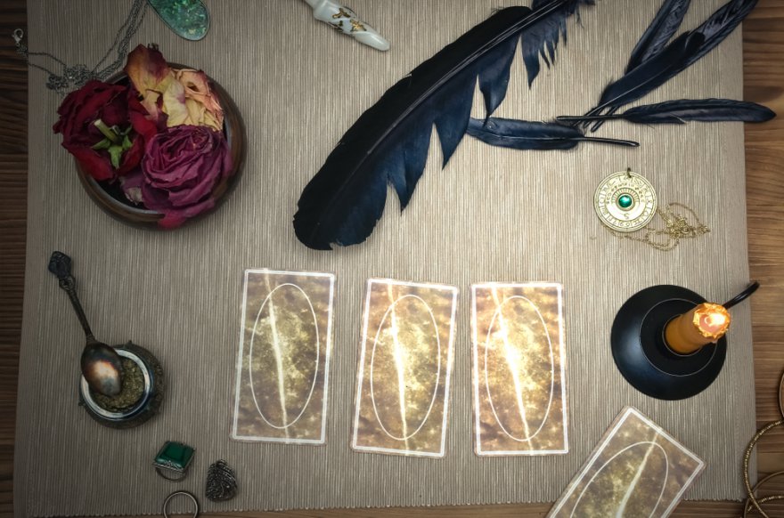 neun archetypischen Konstellationen im Crowley Tarot, Botschaften der Tarotkarten entschlsseln Foto: ©  n_defender @ shutterstock