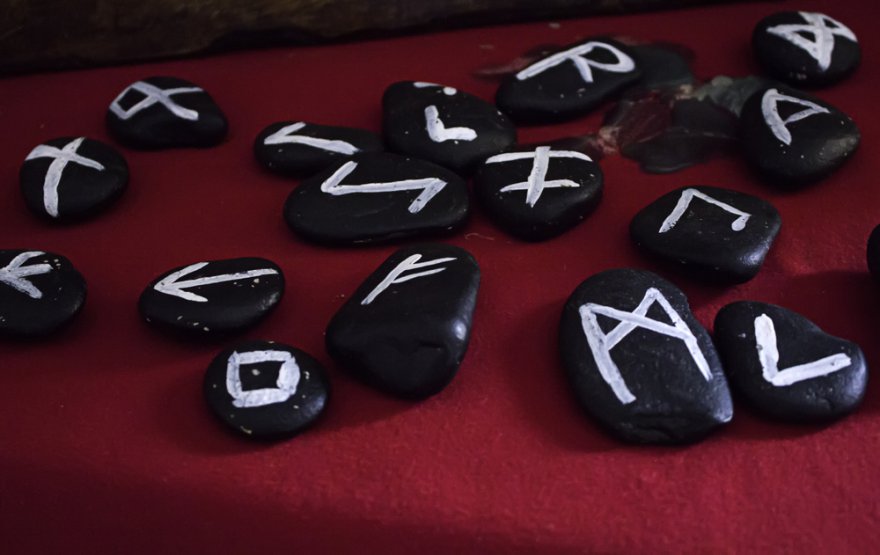 Futhark und Runenorakel, spirituelle Bedeutung der Runen Foto: ©  Celiafoto @ shutterstock