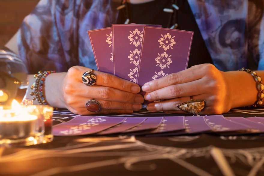 Kartenlegen,wie erkenne ich einen guten Kartenleger?,was macht einen guten Kartenleger aus?,welchen  Foto: ©  vimolsiri.s @ shutterstock