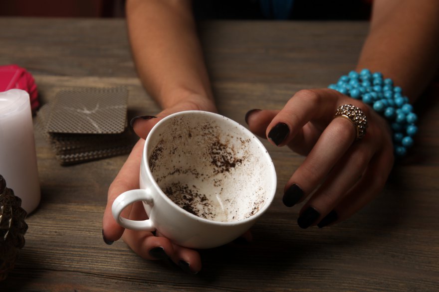Deutung der Kaffeedomantie, Das Lesen des Kaffeesatzes, positive und negative Symbole, Foto: ©   Africa Studio @ shutterstock