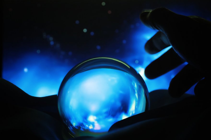 Lesen der Kristallkugel, Blick in die Zukunft, Die astrale Wahrnehmung und Visionen Foto: ©  alexkich @ shutterstock