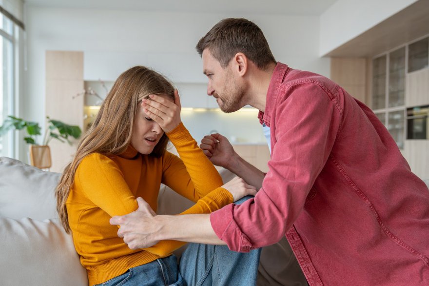 Was genau ist husliche Gewalt?, Arten der Partnerschaftsgewalt, Ursachen fr Gewalt in der Beziehung Foto: ©  DimaBerlin.jpeg @ AdobeStock